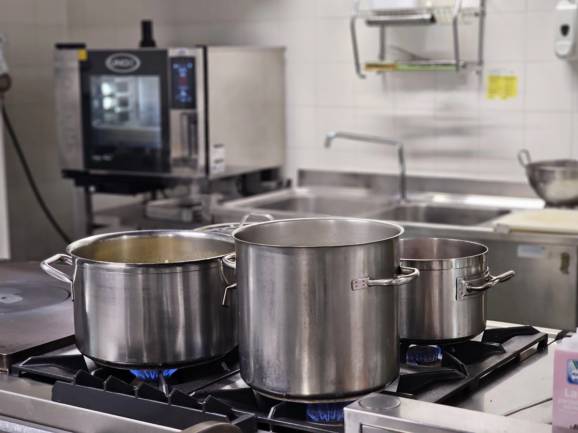 Pentole sui fornelli nella cucina interna della struttura