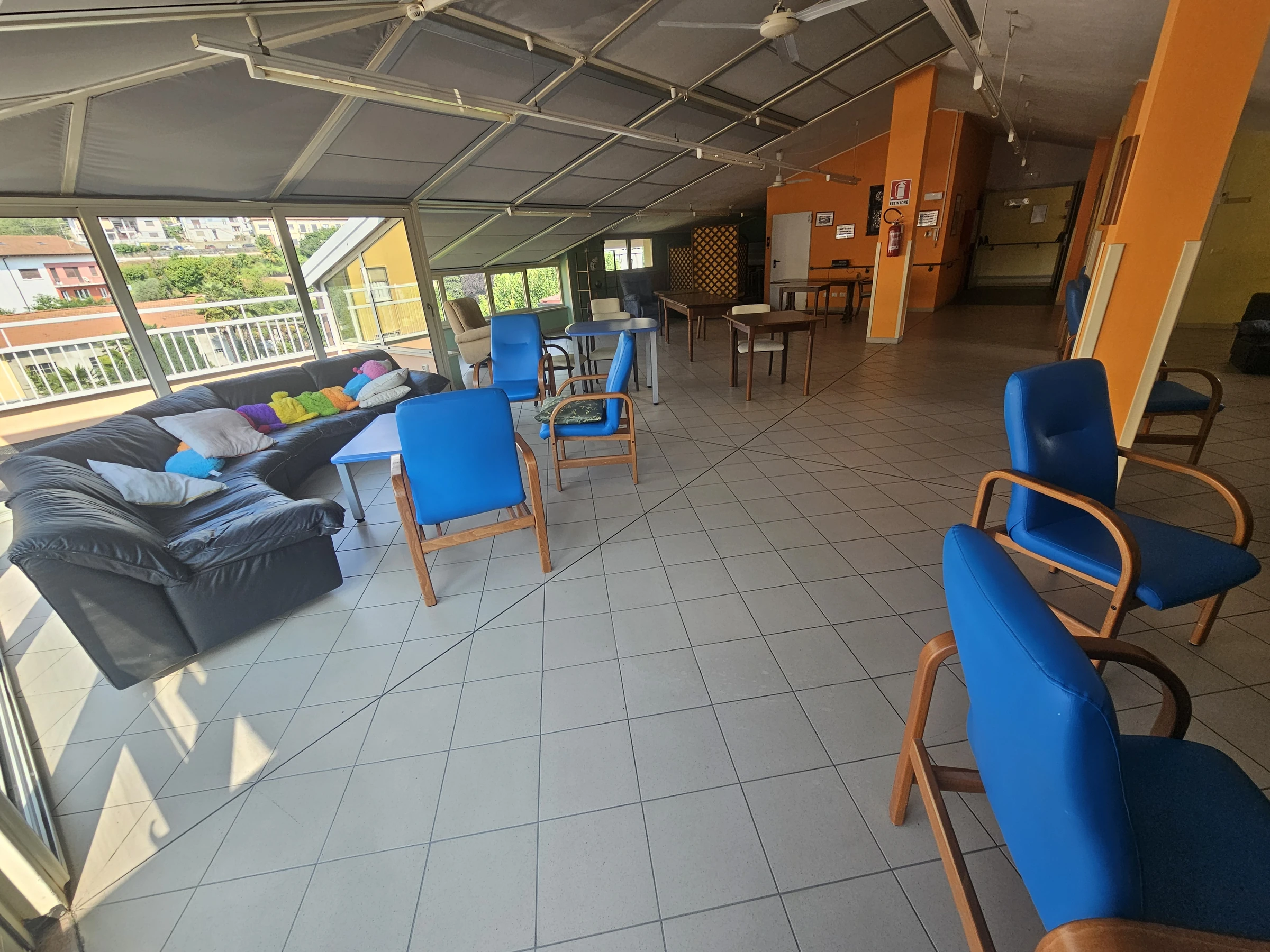 Sala soggiorno luminosa con uscita verso la terrazza