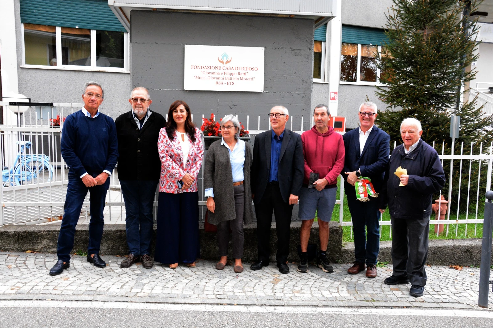 Rappresentanti della Fondazione e della comunità davanti alla Casa di Riposo Ratti Moretti