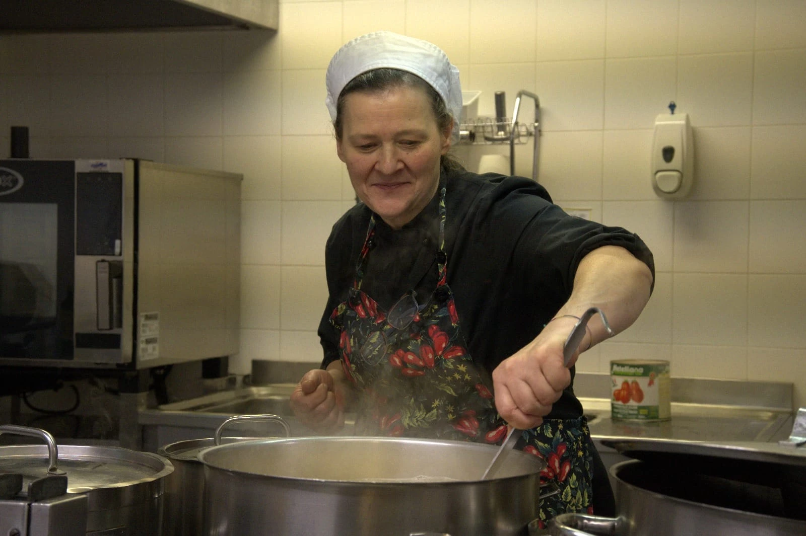 Cuoca della struttura durante la preparazione dei pasti