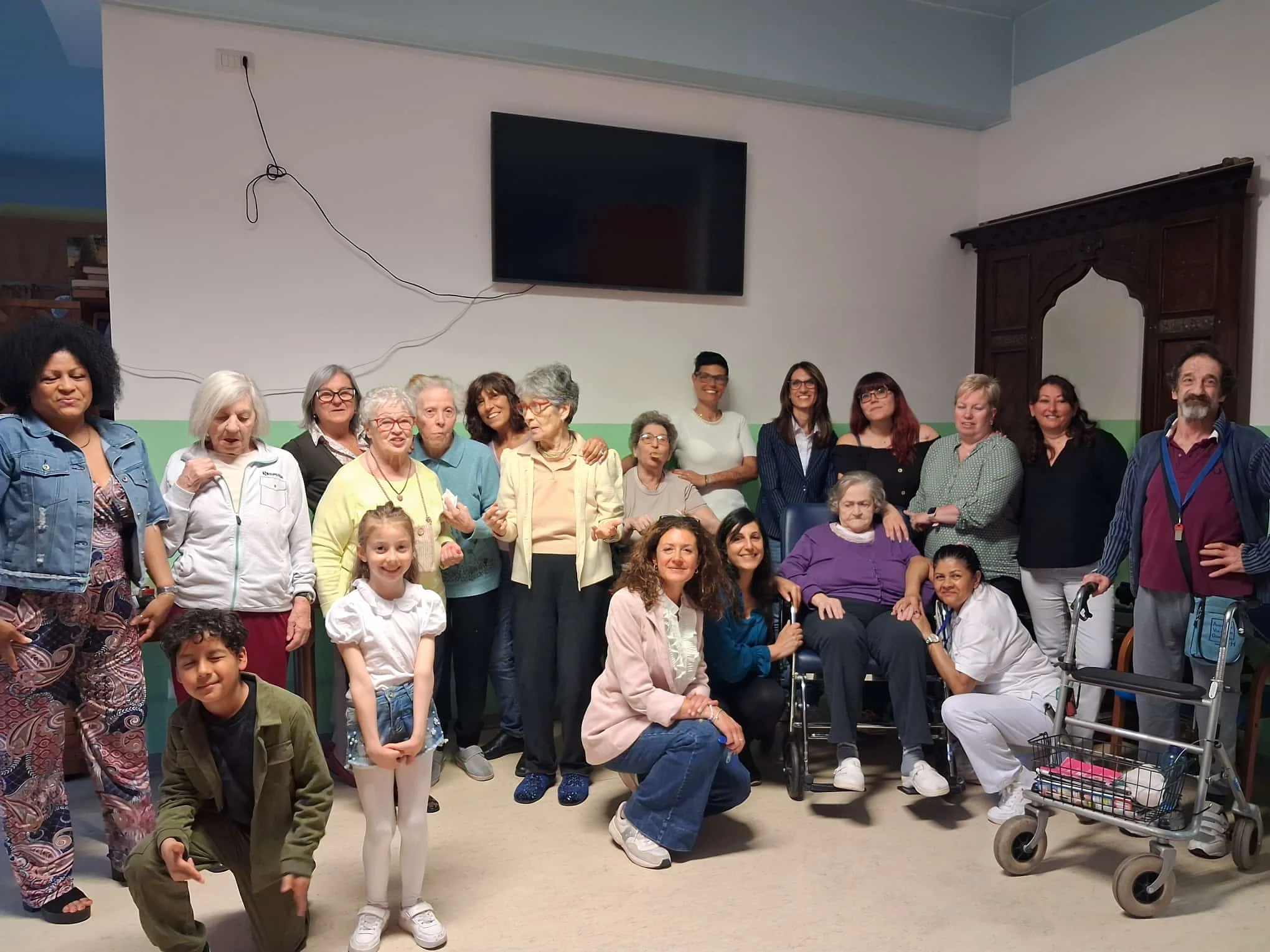 Ospiti, familiari e operatori riuniti in un momento di comunità