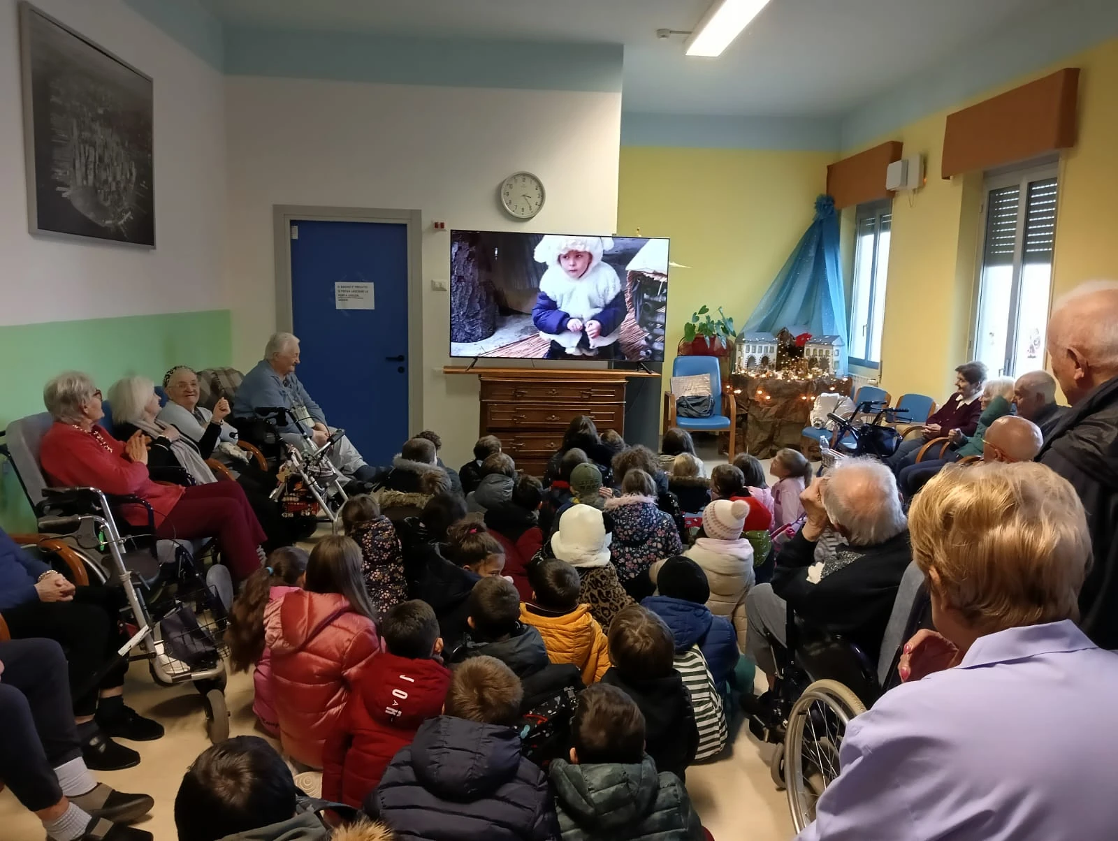 Ospiti e visitatori riuniti nella sala comune per un incontro