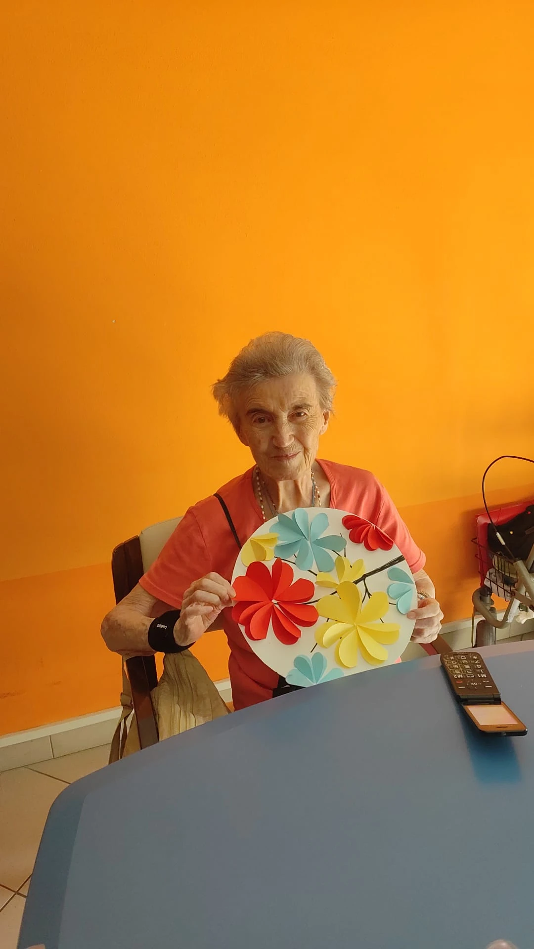 Ospite impegnata in un laboratorio creativo con decorazioni colorate