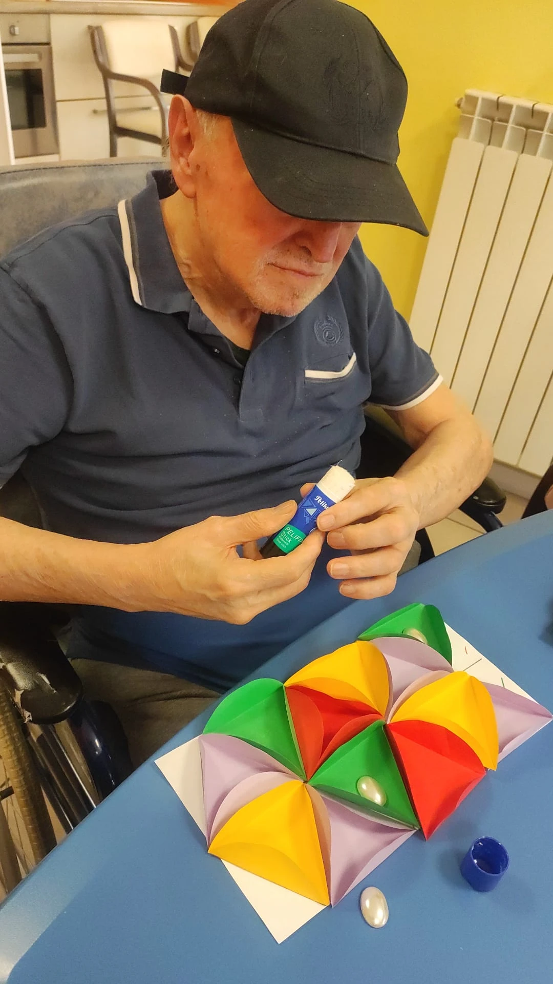Ospite al lavoro su una composizione colorata durante il laboratorio