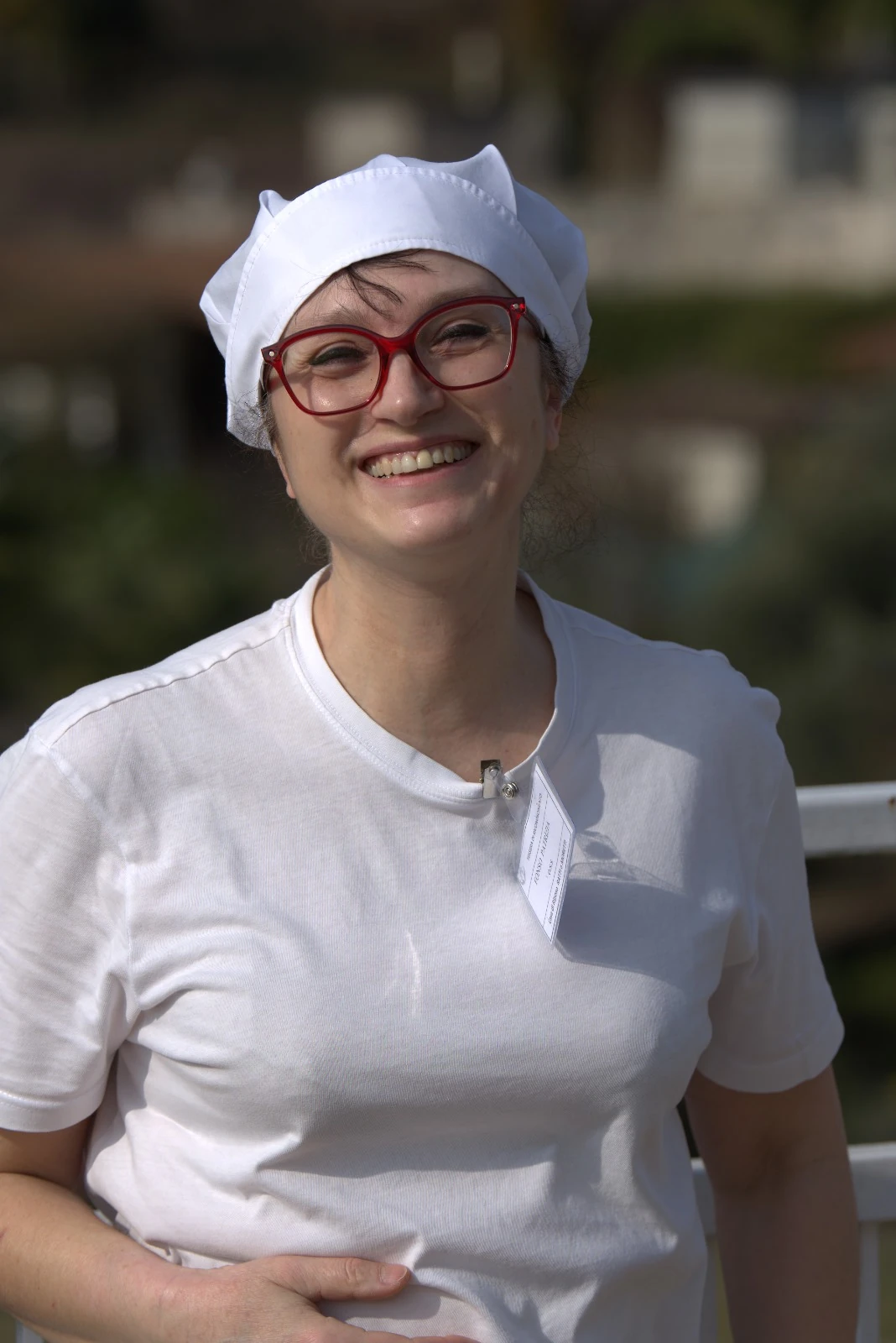 Cuoca della struttura negli spazi esterni della residenza