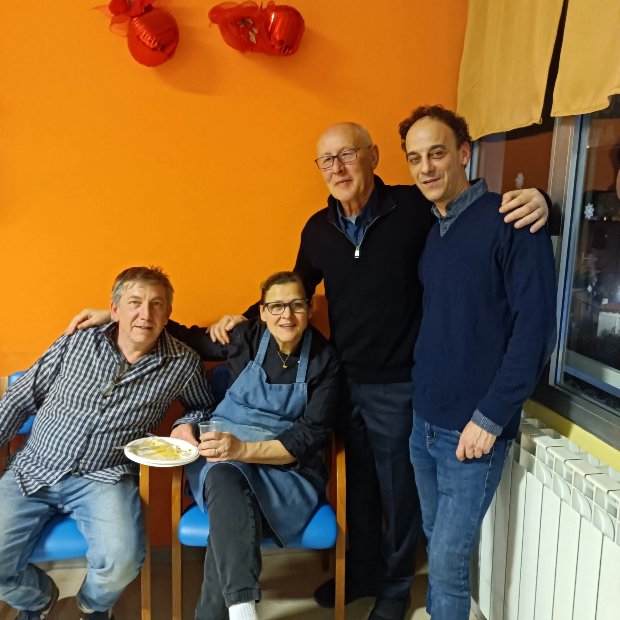 Ospiti e visitatori riuniti per un momento conviviale